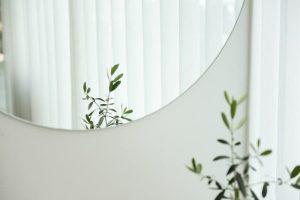 Come estendere lo spazio in casa usando gli specchi